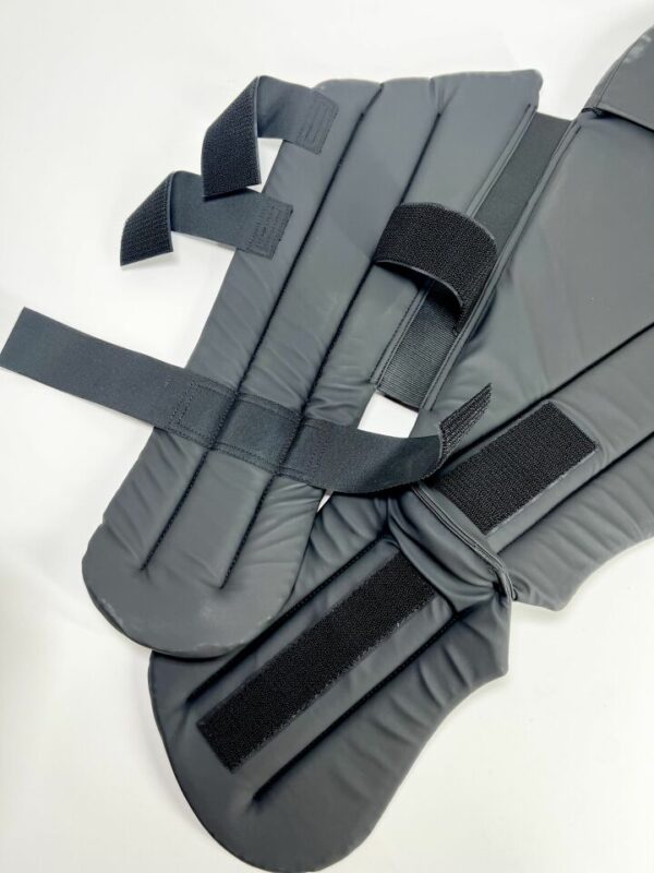 A black color clamshell Style Pads fits Yellofin Leg holders